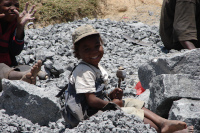 Bambino malgascio in una cava