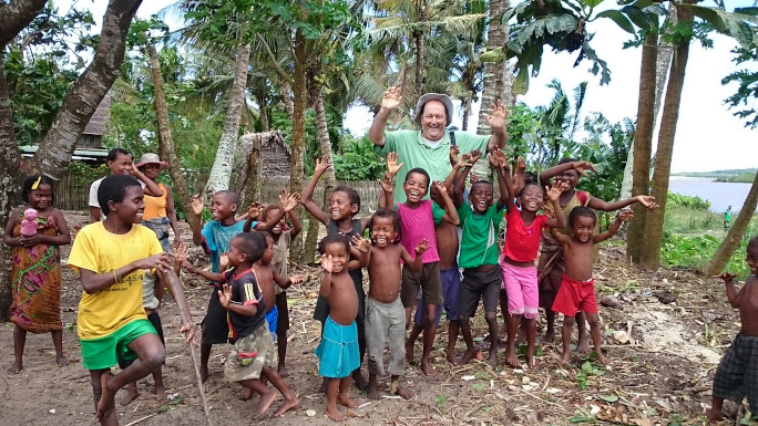 Foto missionario dehoniano con i bambini malgasci