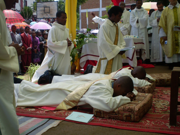 Foto ordinazione sacerdoti malgasci