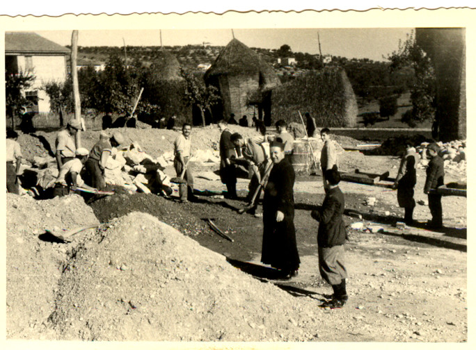 Foto dell'inizio dei lavori di costruzione della chiesa